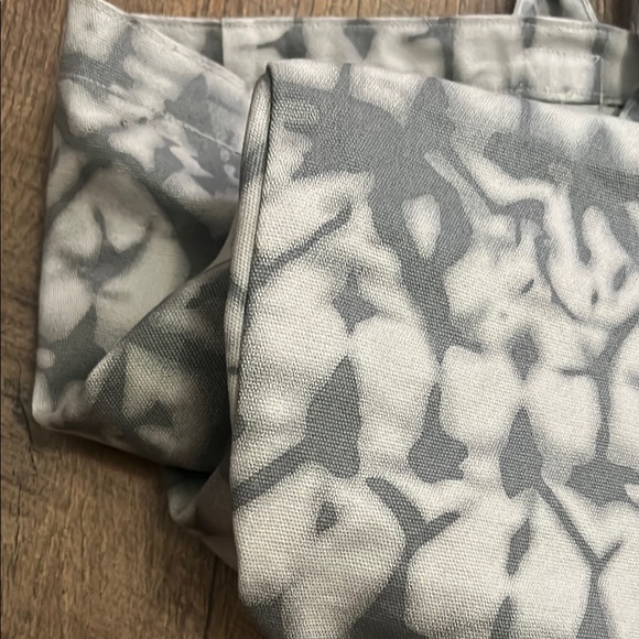 ALO Yoga Patterned Tote Bag in Gray and Cream - Picture 7 of 9